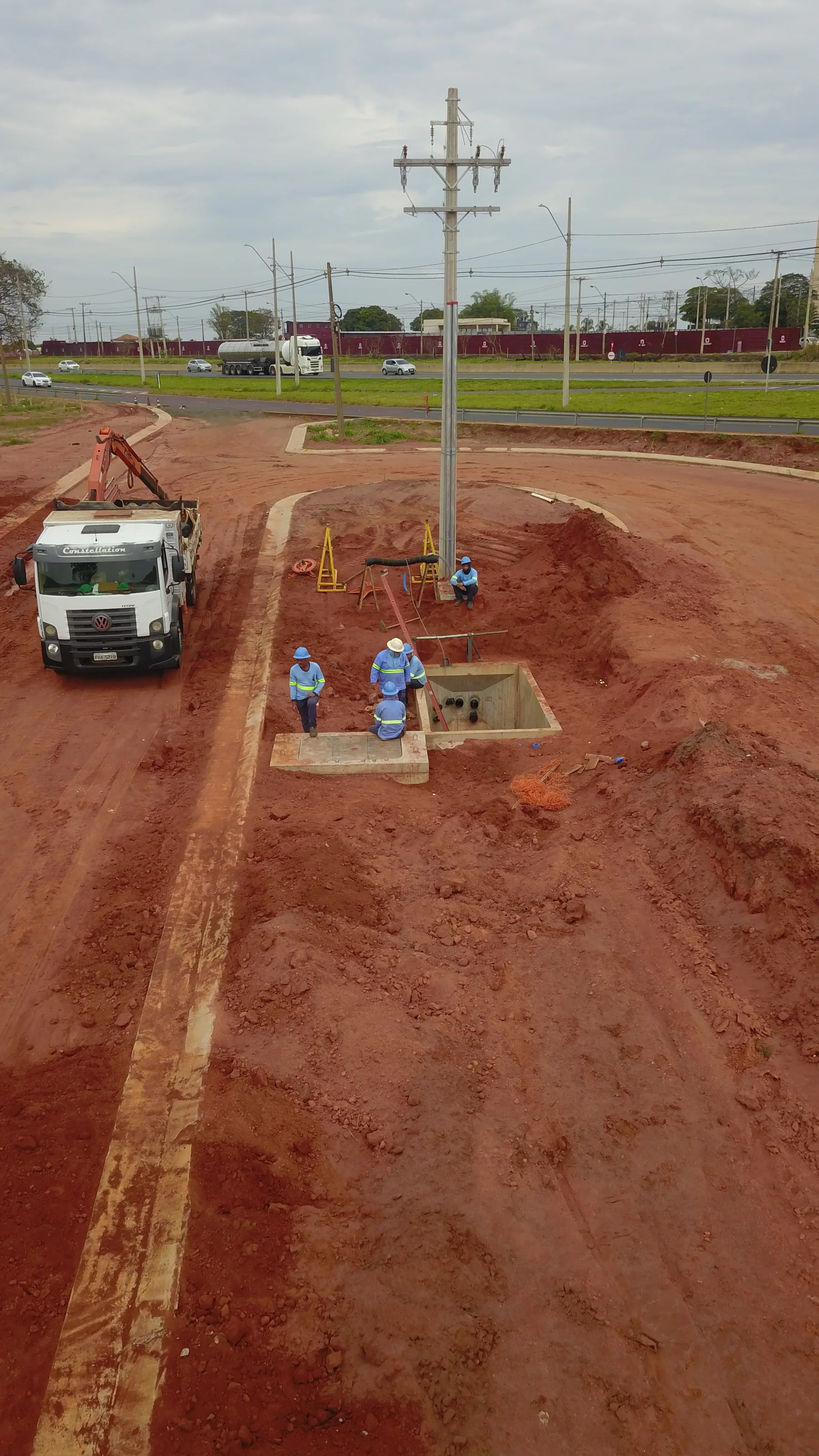 Equipe e veículo em implantação de infraestrutura