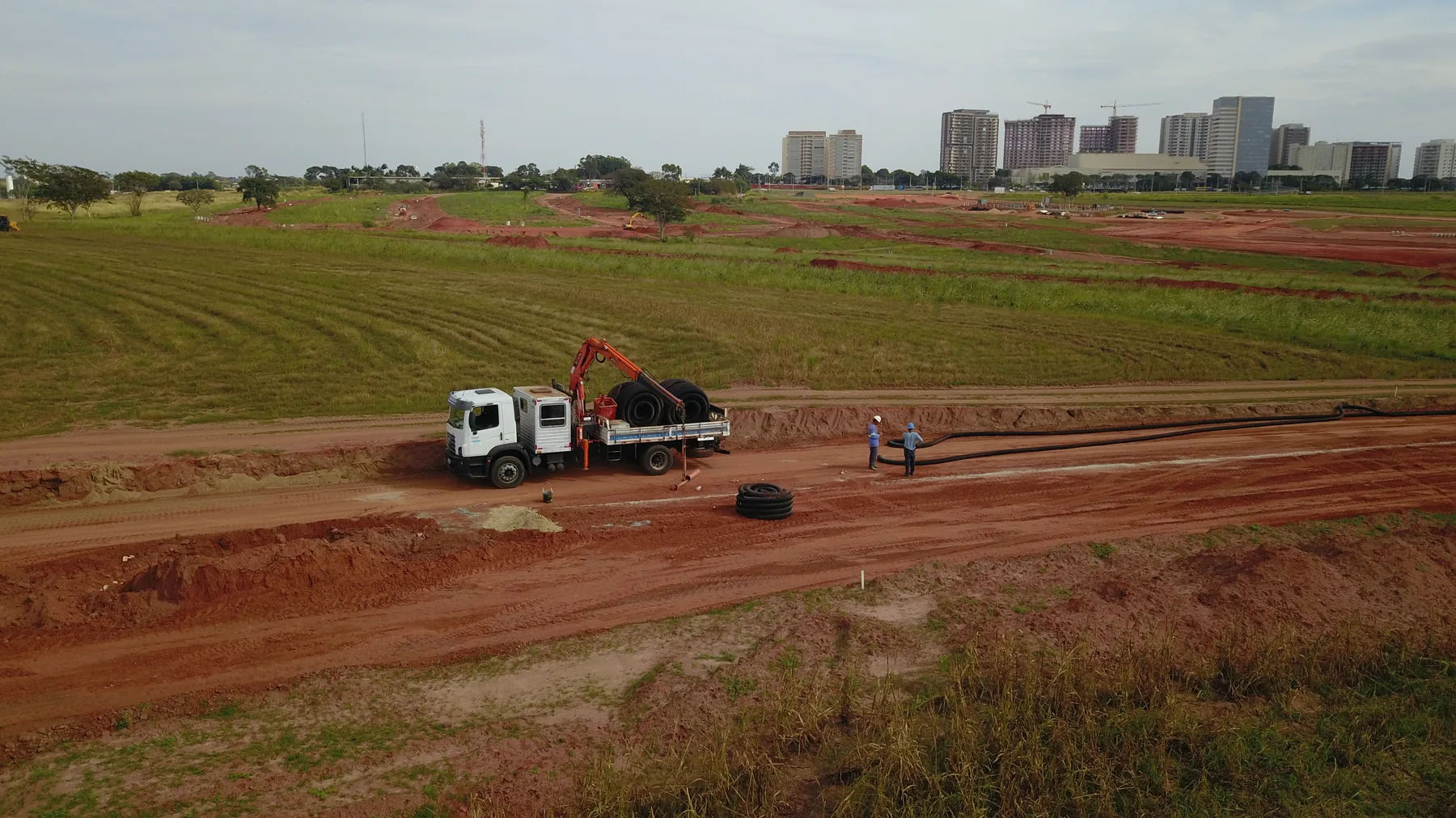 Veículo e equipe atuando em obra